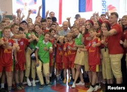 Президент России Владимир Путин позирует с детьми во время визита в детский лагерь отдыха «Артек». Гурзуф, Крым, 24 июня 2017 года. Архивное фото