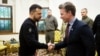 Президент Украины Владимир Зеленский (слева) и министр обороны Швеции Пол Йонсон. Киев, 24 февраля 2024 года
