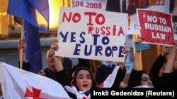 Во время протеста против законопроекта об «иностранных агентах» в столице Грузии. Тбилиси, 15 апреля 2024 года

