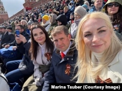 Oligarhul fugar Ilan Șor, lider al blocului Victorie, alături de bașcana Găgăuziei, Evghenia Guțul (s) și deputata neafiliată Marina Tauber, la Moscova, pe 9 mai 2024.