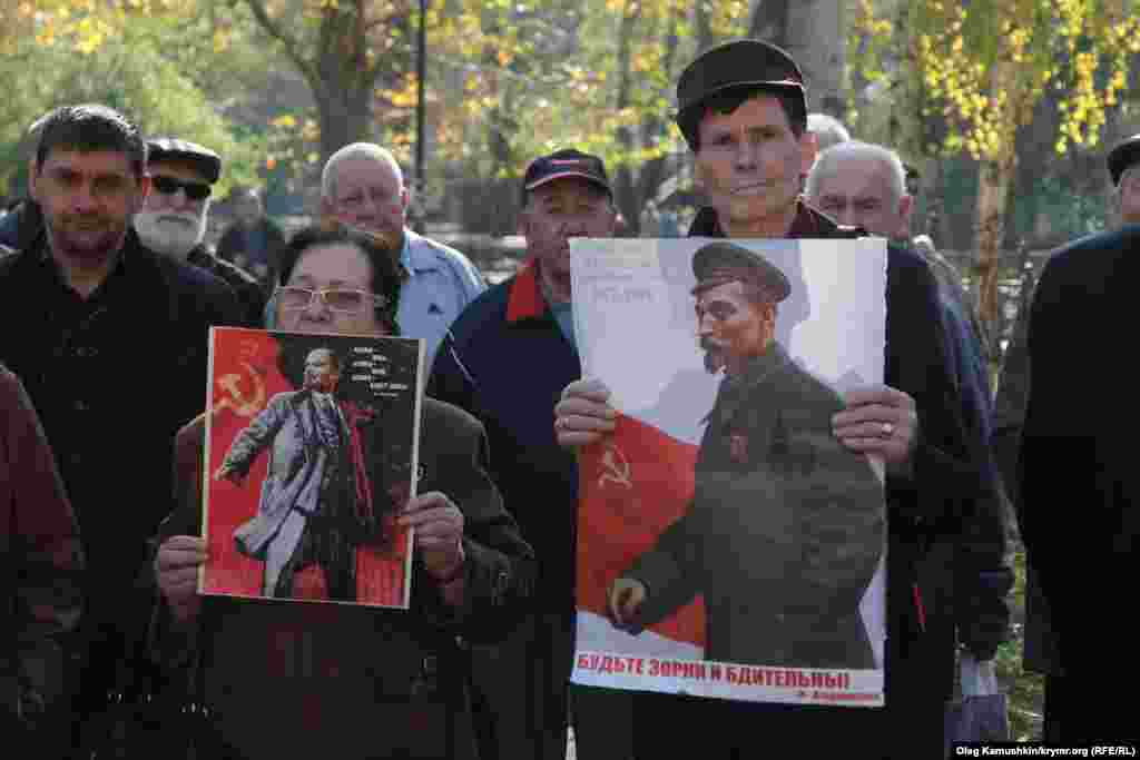 Участники митинга от партии «Коммунисты России»