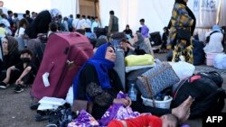 د هرات اسلام کلا ته ستانه شوي افغان کډوال ناست دي - د جون ۲۸مې انځور