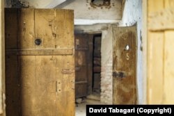 Табагари наткнулся на двери, похожие на тюремные