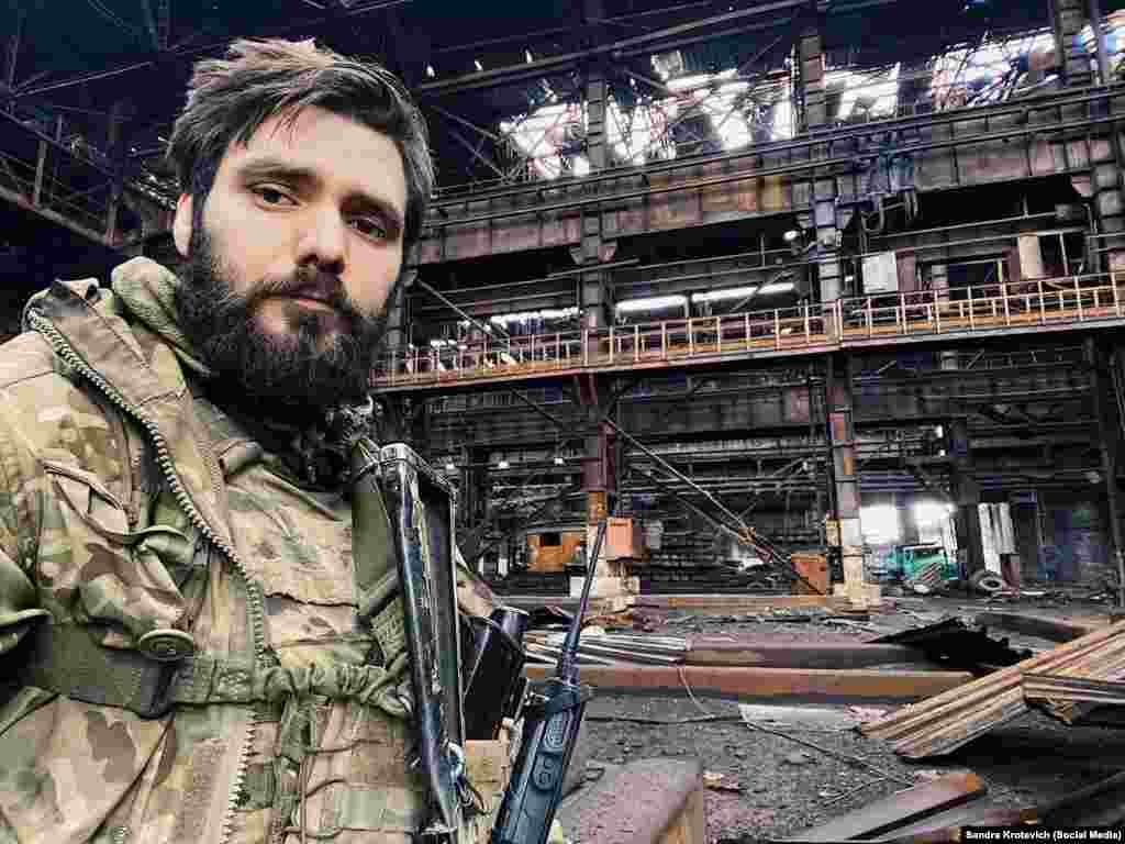 Богдан Кротевич, крымчанин (из Симферополя), боец полка «Азов» на территории завода «Азовсталь»