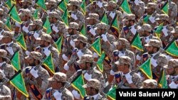 Бойцы Корпуса стражей исламской революции маршируют около мавзолея аятоллы Хомейни близ Тегерана