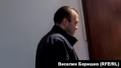 Атанасов влезе в офиса си и не пожела да говори с екипа на Свободна Европа.