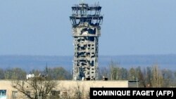 Башня Международного аэропорта «Донецк» имени Сергея Прокофьева. Донецк, 26 октября 2014 года