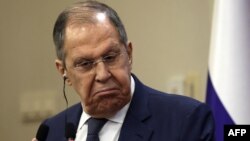 «Это лукавство. Нельзя идти на договоренность, которая имеет единственную цель: снова накачать Украину оружием», – сказал Лавров