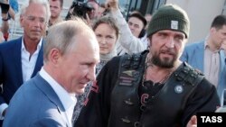 Президент России Владимир Путин (слева) и Александр «Хирург» Залдостанов в аннексированном Крыму, Севастополь, 18 августа 2017 года