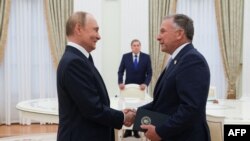 Президент России Владимир Путин (слева), спецпосланник США Стив Уиткофф и помощник Путина Юрий Ушаков (на заднем плане в центре). Москва, 6 августа 2025 года
