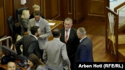 Nenad Rašić s drugim poslanicima Skupštine Kosova.