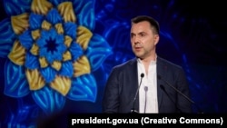 Алексей Арестович в тот период, когда он играл за команду Зеленского