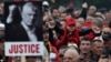 Një protestues mban fotografinë e ish-presidentit të Kosovës, Hashim Thaçi, gjatë një proteste në Tiranë, Shqipëri, në mbështetje të ish-eprorëve të UÇK-së, të cilët po gjykohen në Hagë, 17 tetor 2025.