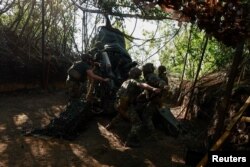 Украинские военные ведут огонь из британско-американской гаубицы М777 в Донецкой области, 1 мая 2024 года