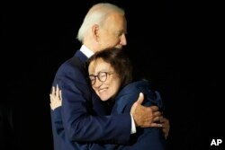 Президент США Джо Байден встречает Алсу Курмашеву на базе Эндрюс в США после обмена и освобождения.