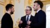 Президент Украины Владимир Зеленский (слева), президент Франции Эмманюэль Макрон (справа) и премьер Великобритании Кир Стармер общаются на полях саммита «коалиции желающих». Париж, 27 марта 2025 года