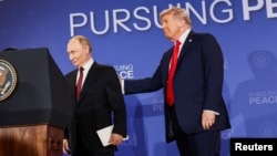 Президент США Дональд Трамп (справа) и президента России Владимир Путин во время пресс-конференции после их встречи, посвященной переговорам о прекращении войны в Украине, на объединенной базе Элмендорф-Ричардсон в Анкоридже, Аляска, США, 15 августа 2025 года