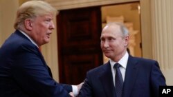 Дональд Трамп говорит с Владимиром Путиным во время саммита в Финляндии в 2018 году