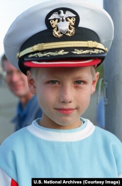 Российский мальчик в фуражке офицера ВМС США во Владивостоке. Архивное фото