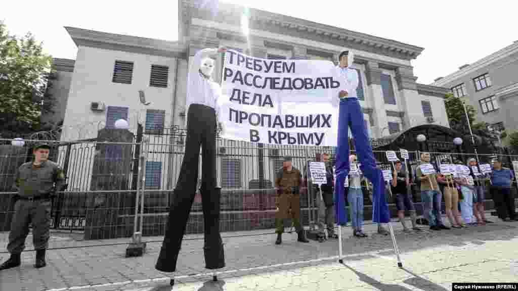 В акции приняли участие «высокие люди», которые согласились «помочь с доставкой» лозунгов непосредственно к окнам работников дипломатической миссии России
