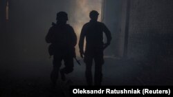 Украинские военнослужащие в промзоне Северодонецка Луганской области, 20 июня 2022 года 