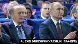 Бортников слева от Владимира Путина