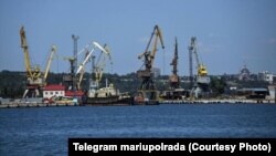 Російські окупанти розчищають фарватер Маріупольського порту, щоб приймати там суда більшої вантажопідйомності