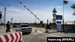 Автомобильный въезд на территорию КПВВ, архивное фото