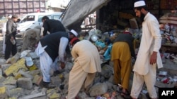 د باجوړ په خار کې تر يوې بمي چاودنې وروسته ځايي خلک ملبه ليرې کوي ـ پخوانی انځور