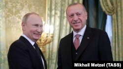 Президент России Владимир Путин (слева) и президент Турции Реджеп Тайип Эрдоган (справа)