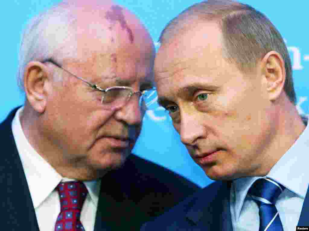 Горбачев с президентом России Владимиром Путиным на пресс-конференции в Шлезвиге, Германия, в декабре 2004 года. Горбачев оценил аннексию Россией украинского Крыма, сказав, как сообщается: «Я бы сделал то же самое». Однако после вторжения России в Украину в феврале оценка Горбачева его преемника резко изменилась