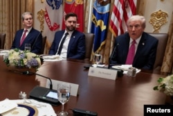 Președintele SUA Donald Trump, vicepreședintele SUA JD Vance și secretarul Trezoreriei SUA, Scott Bessent.