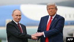 Владимир Путин и Дональд Трамп во время недавней встречи на Аляске