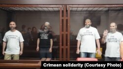 Ленур Халилов (справа) и другие участники «алуштинской группы» Хизб ут-Тахрир» в суде в российском Ростове-на-Дону. РФ, 2021 год