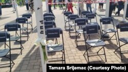 Šesnaest praznih stolica u znak sećanja na 16 žrtava pada nadstrešnice, šest meseci nakon nesreće, 1. maj 2025.