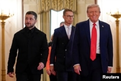 Владимир Зеленский, Александр Стубб и Дональд Трамп на переговорах в Белом доме 18 августа 2025 года