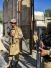 Вооруженные бойцы афганского Талибана в карауле у закрытых ворот пограничного перехода между Афганистаном и Пакистаном в районе города Спин Болдак в провинции Кандагар. 12 октября 2025 года