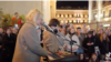 Наоко слева