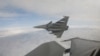 Истребитель ВВС Франции Dassault Rafale B, сконфигурированный для применения оружия класса «воздух-воздух», развернутый в неустановленном месте в воздушном пространстве Польши во время учений в рамках операции НАТО «Восточный страж», 13 сентября 2025 года