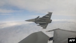 Истребитель ВВС Франции Dassault Rafale B, сконфигурированный для применения оружия класса «воздух-воздух», развернутый в неустановленном месте в воздушном пространстве Польши во время учений в рамках операции НАТО «Восточный страж», 13 сентября 2025 года