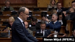 Premijer Srbije Đuro Macut u Skupštini Srbije tokom izlaganja ekspozea pred poslanicima, 15. april 2025. 