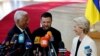 Президент Украины Владимир Зеленский (по центру) с президентом Европейской комиссии Урсулой фон дер Ляен (справа) и главой Европейского совета Антониу Коштой (слева) общается с журналистами перед началом саммита ЕС в Брюсселе, 6 марта 2025 года