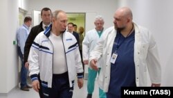 Путин (слева) в больнице, где принимают больных с коронавирусом. Справа – главврач больницы, у которого нашли вирус