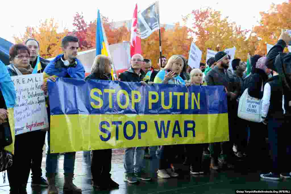 Украинцы вышли на митинг в день саммита «Нормандской четверки» в Берлине. Протестуют против войны и политики Путина